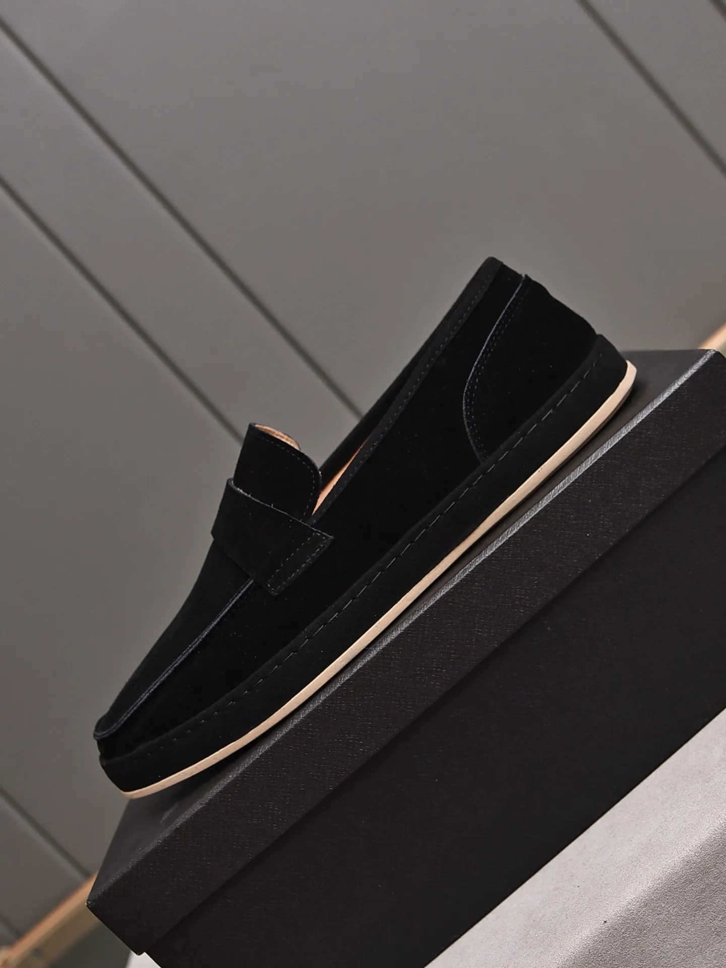 👟👟👟Men's Shoes💰P420 🆕🔥New Updates🔥👟PRADA (Prada) new products are released, imported soft cowhide, fashionable to allow air to penetrate the entire shoe, and the awesome shoes [strong] bring an extremely comfortable and breathable feeling! Beautiful inside and out! Exquisite workmanship, top-grade cowhide material, 😌Number: 38~44, black and white color options.